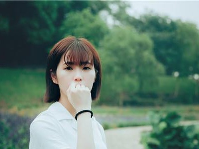 如何与女孩子愉快聊天（聊天技巧和话题推荐）