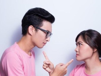 如何挽回男友和别人暧昧的关系？（正确应对暧昧，重建信任和感情）