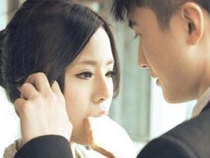 女生为何会主动找男生聊天？（探究女生主动聊天的原因及现象）