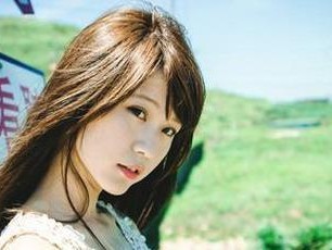 如何判断女生暗恋你（揭秘女生暗恋的细节和表现，轻松get她的心）
