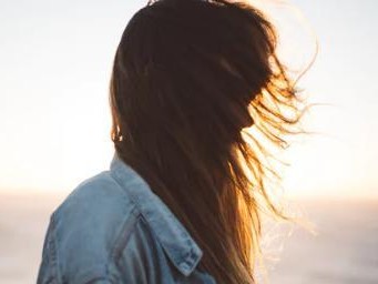 如何顺利挽回男友的心（教你成功应对男友提出分手的挽回方法）