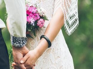 挽回家庭婚姻是否值得？（探讨婚姻危机下的选择和应对方式）