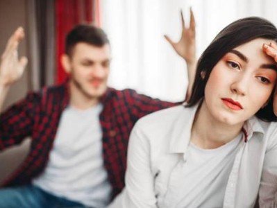如何挽回因吵架动手的女友？（学会道歉、改变自己、用真心感动对方，让爱回归。）