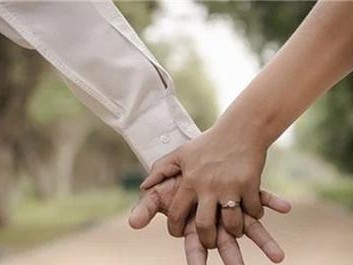 挽回女人的必备话语技巧（如何用恰当的话语挽回她的心）
