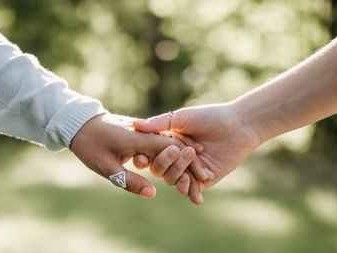 如何挽回与男友家人疏远的友情（建立信任关系，重建友谊）