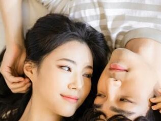 女生主动肢体接触男生，到底代表什么？（分析女生主动肢体接触男生的心理及其可能的含义）