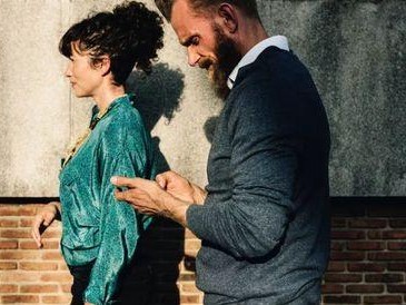 女人放不下男人的表现（15种女人无法舍弃男人的行为）