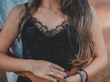如何成功挽回离婚的前妻？（有效挽回方法让你重新得到她的心）