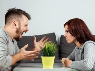 夫妻吵架加速离婚的几种行为（如何避免婚姻危机，维护婚姻关系）
